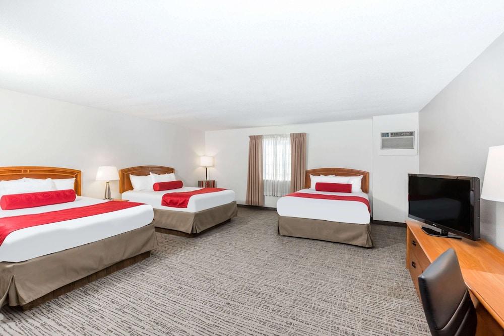 Wyndham Garden Ankeny Hotel Exterior photo